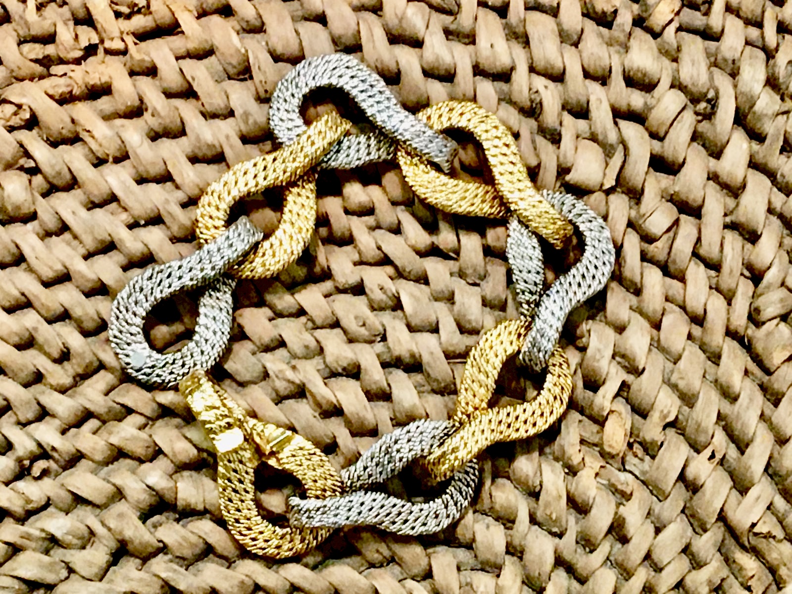 66C75BC4-D177-48B9-A9FC-1A768675FADE_1_201_a