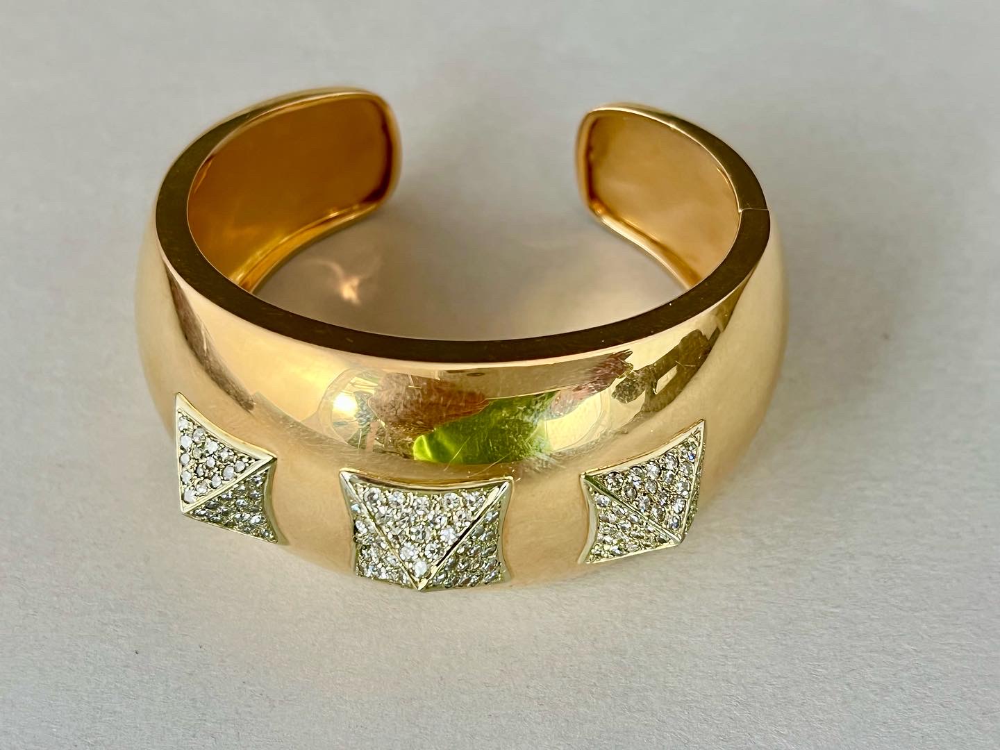 ITALIAN GOLD BANGLE WITH DIAMONDS C 70S